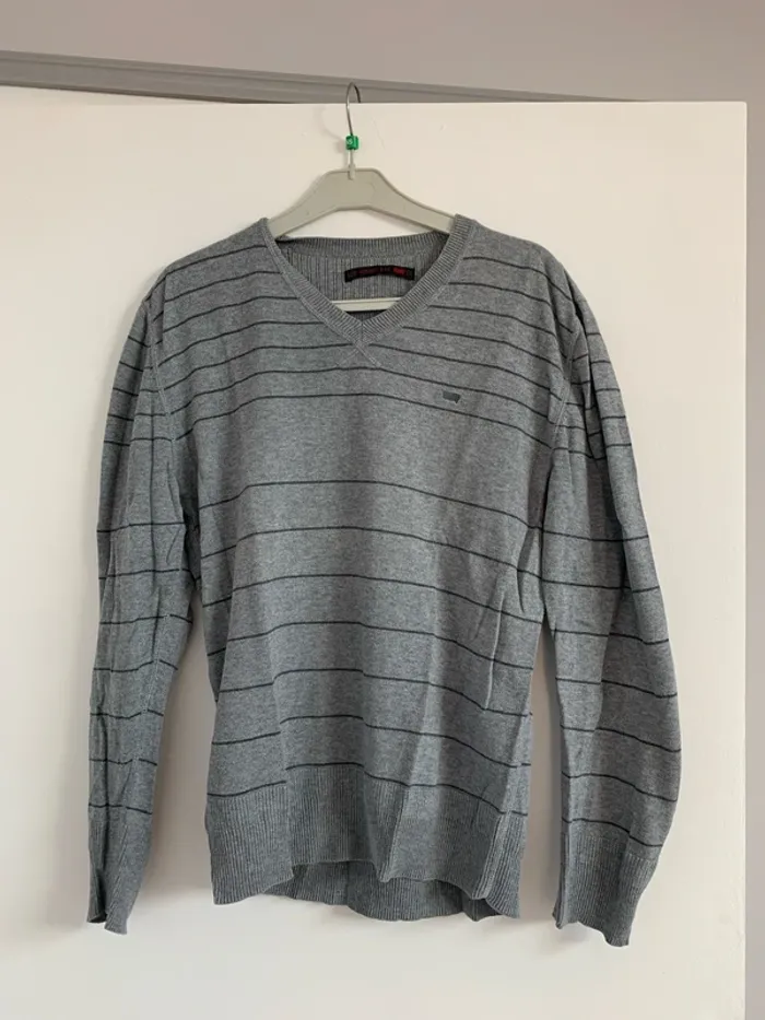 Pull rayé gris