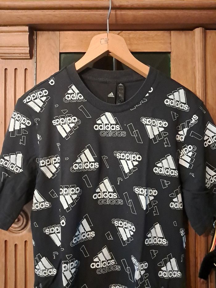 T-shirt Adidas streetwear taille S - photo numéro 2