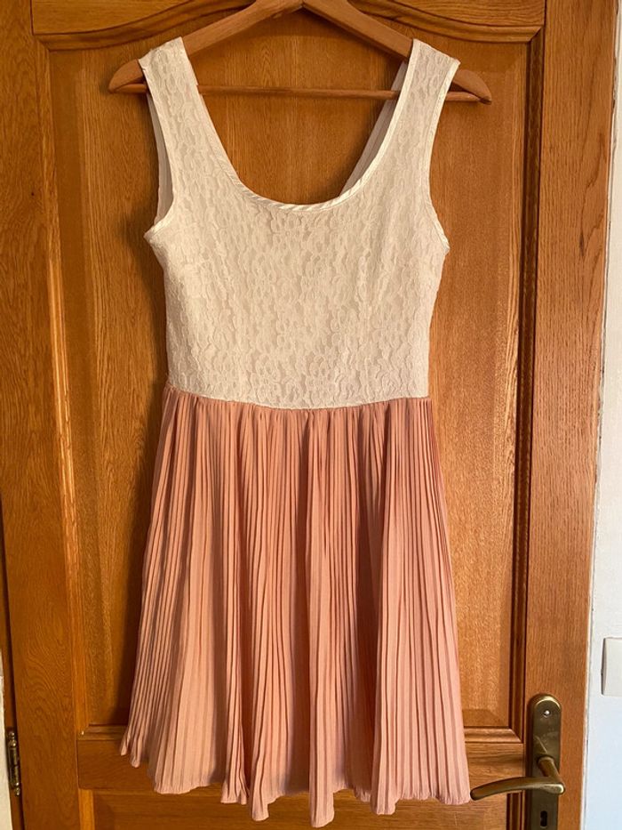 Robe dentelle, plis