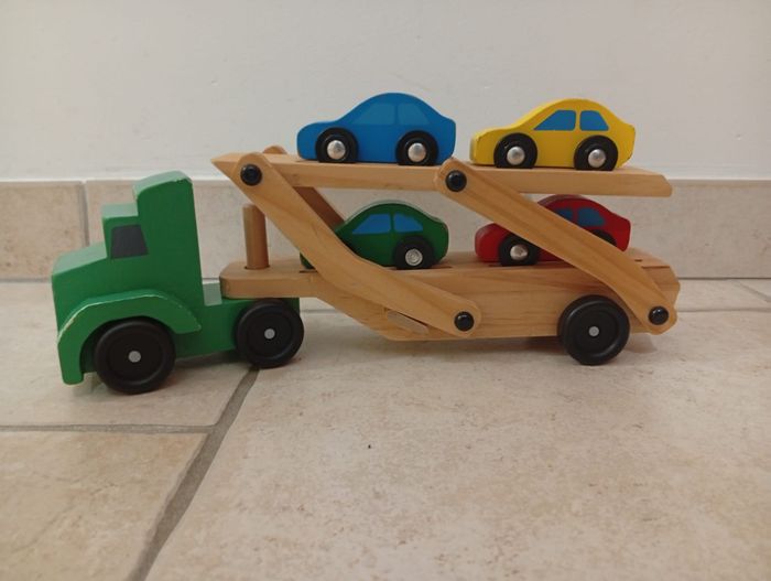 Petites voitures en bois