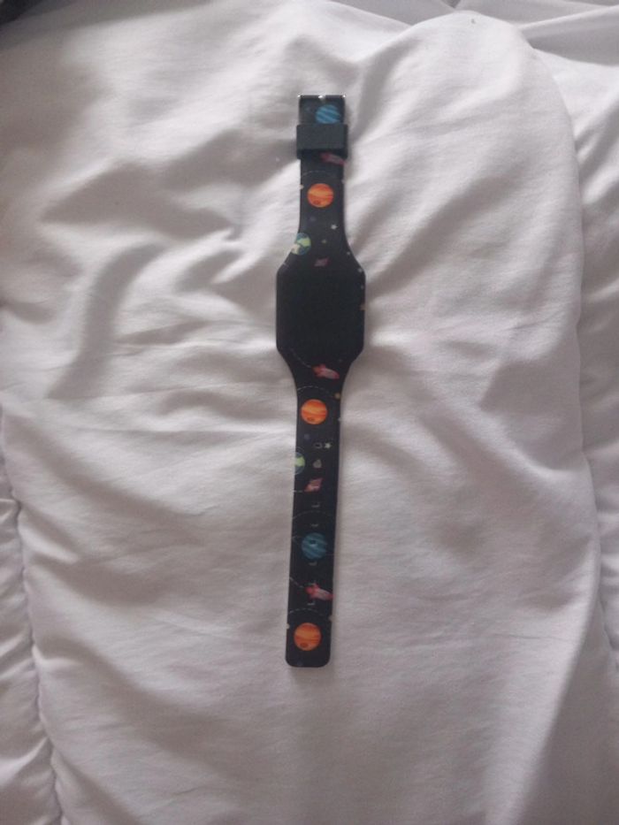 Montre galaxie planete