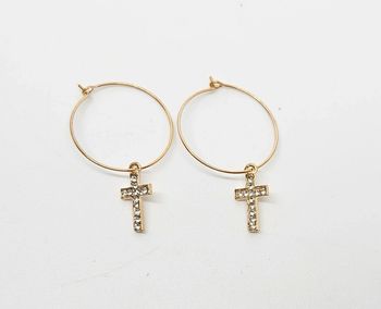 Paire de boucles d'oreilles.
Neuve. Anneaux croix doré