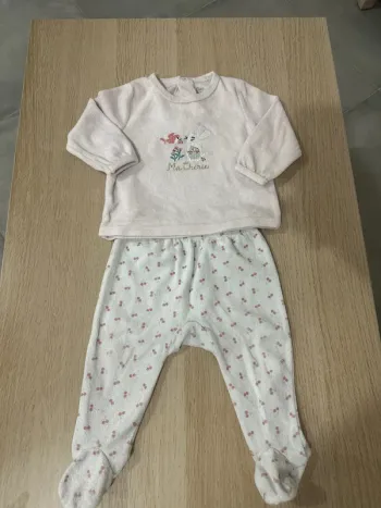 Vend pyjama 2 pièce marque mes petits cailloux taille 9 mois en bonne état  Pantalon avec motif ceri