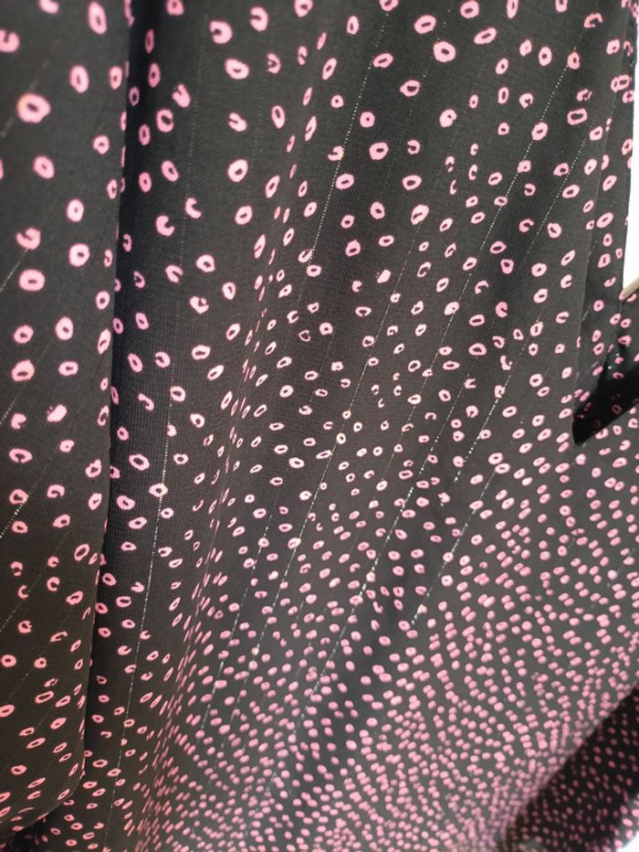 Blouse noire à pois roses décolleté V original vintage - photo numéro 2