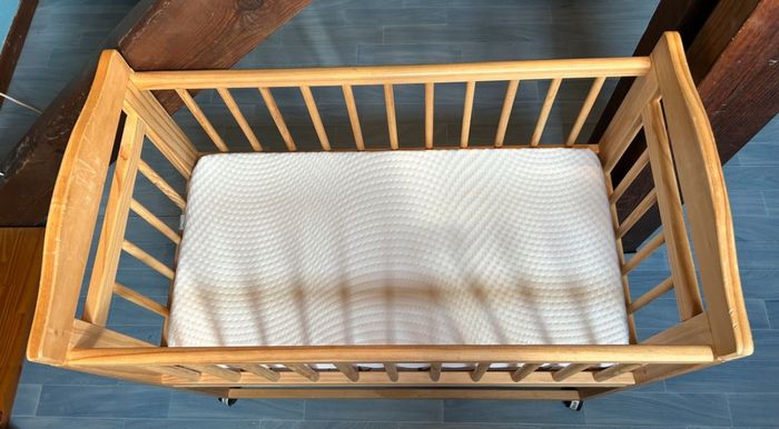 Berceau en bois à roulettes + matelas - photo numéro 2