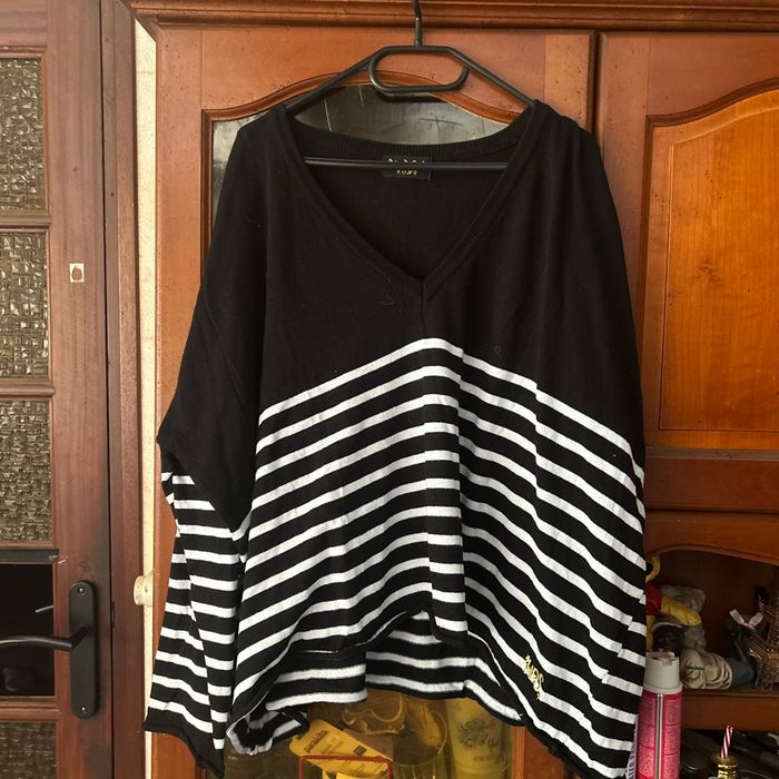 Pull col V dessin dos