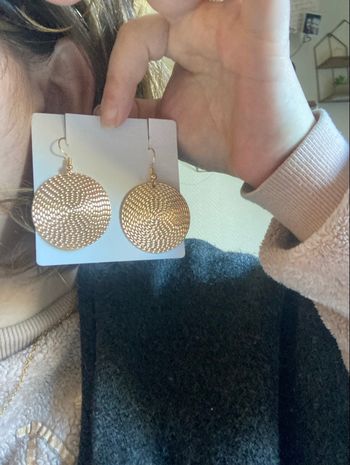 Boucles d’oreilles NEUVES avec étiquette forme ronde couleur doré