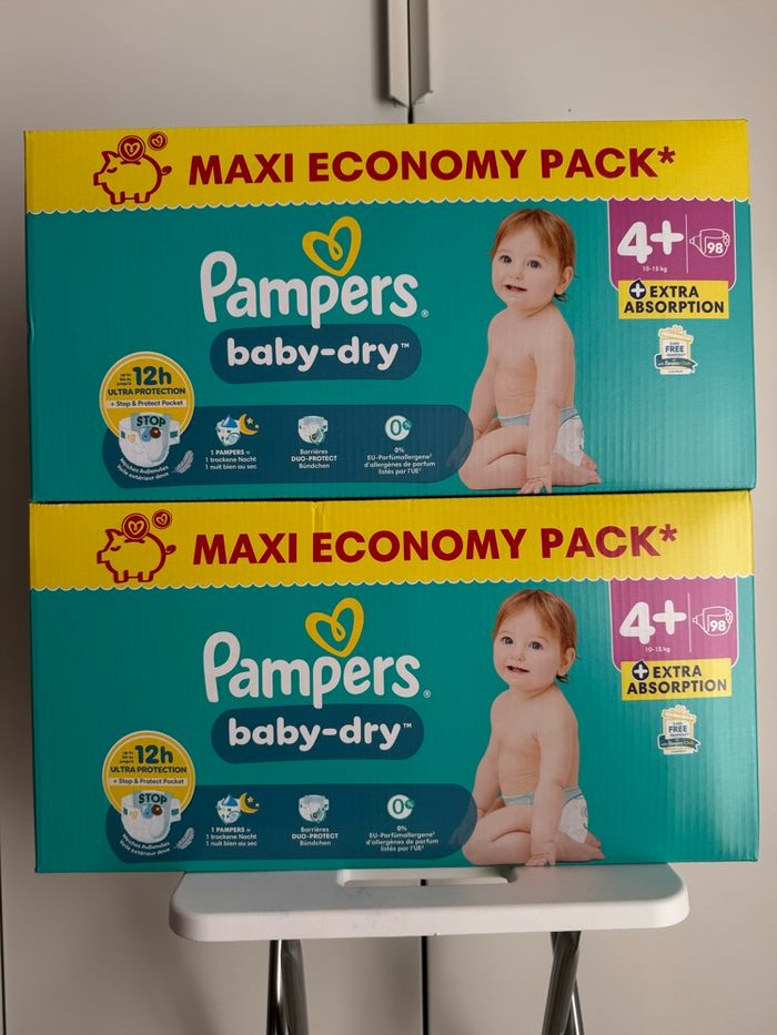 196 couches Pampers taille 4+