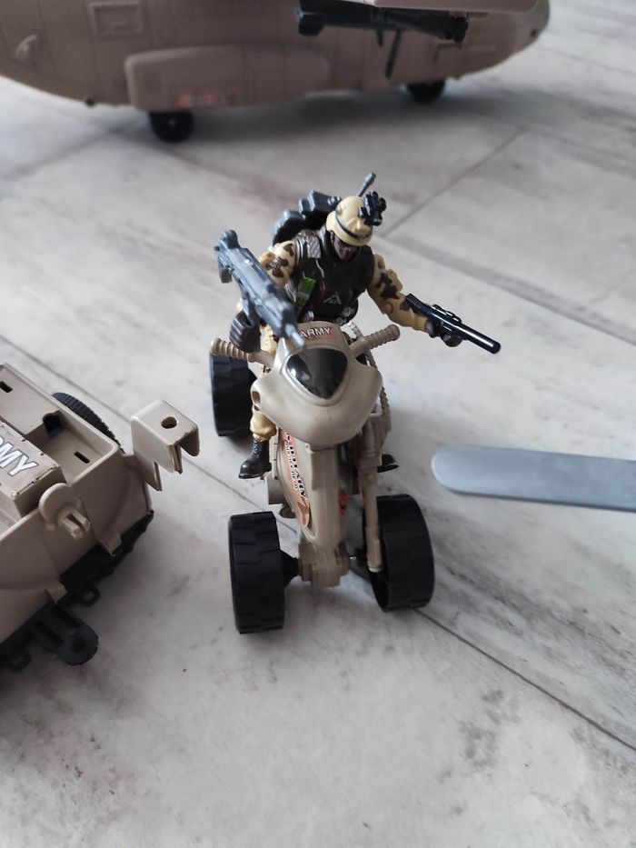 Lot véhicules militaires - photo numéro 8