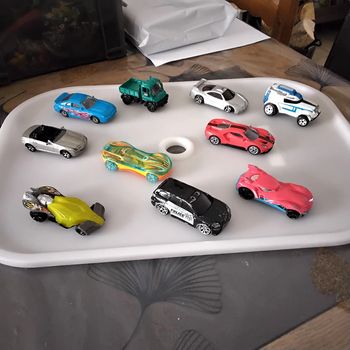 Lot de 10 petites voitures de marque diverses