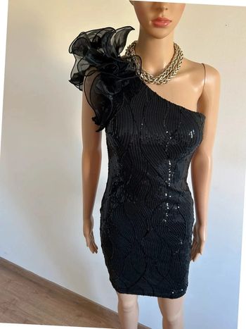 Robe noire neuve en sequins avec une épaule dénudée Soky & Soka taille S