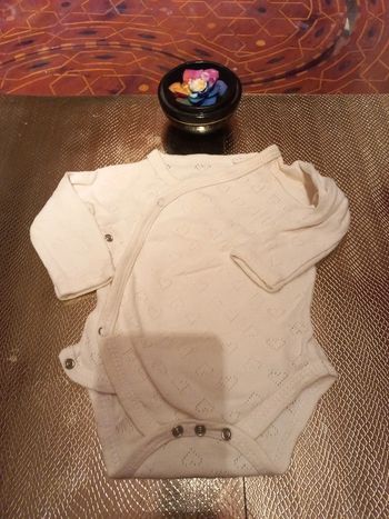 Joli body blanc à cœur 1 mois