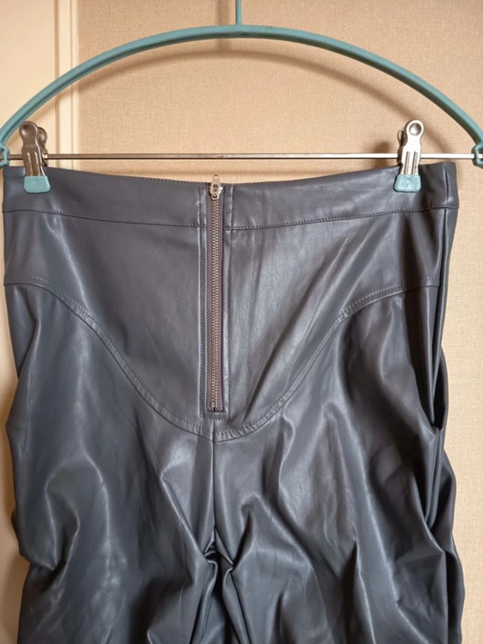 Pantalon skaï. Très bonne qualité. Marque shein - photo numéro 2