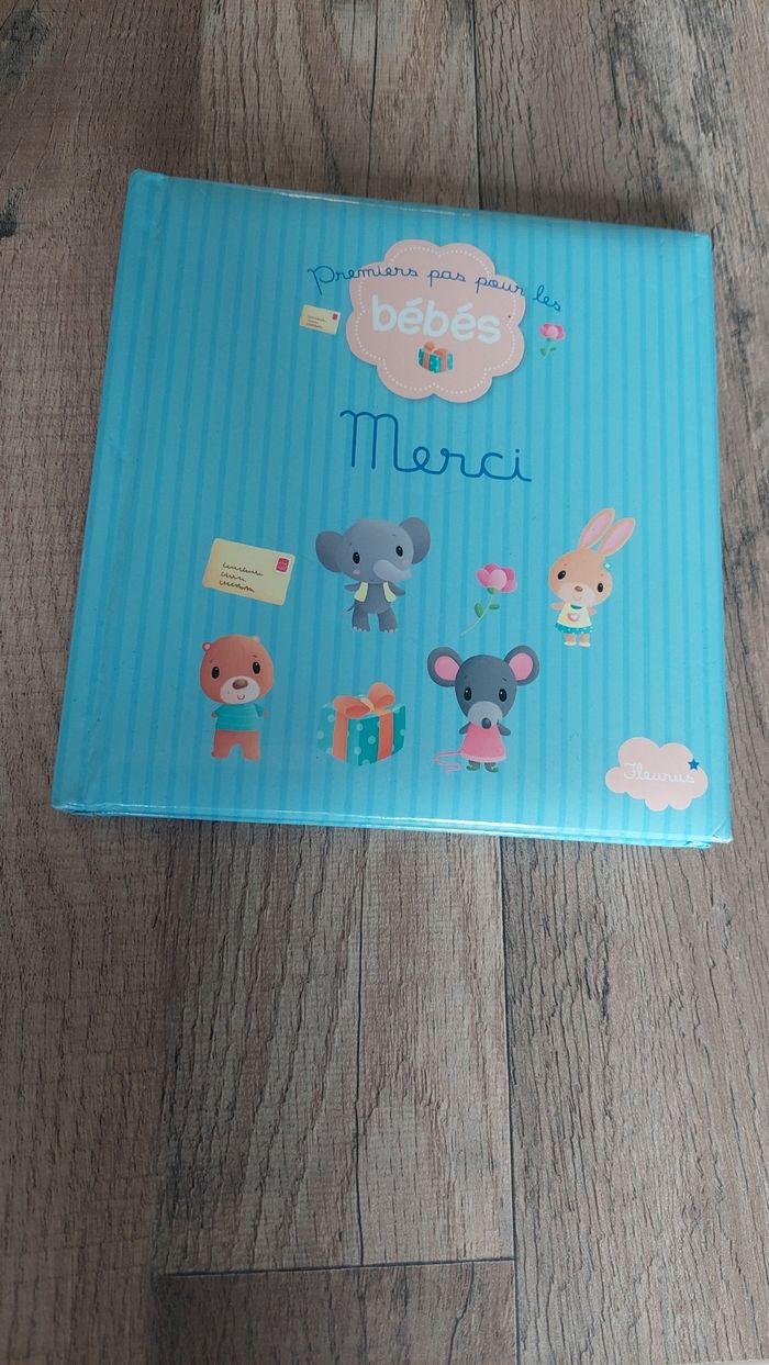 Livre premiers pas pour les bébés Merci