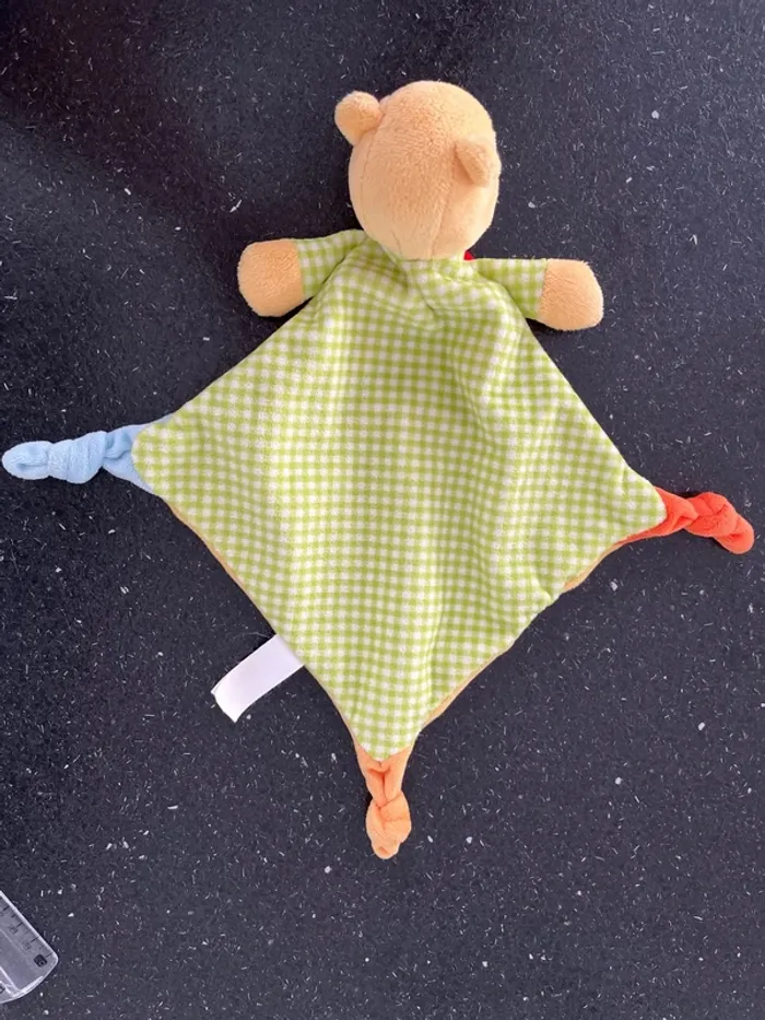 Peluche doudou Winnie, l’ourson, rouge jaune, vert, légumes, carottes, radis, arrosoir - photo numéro 2