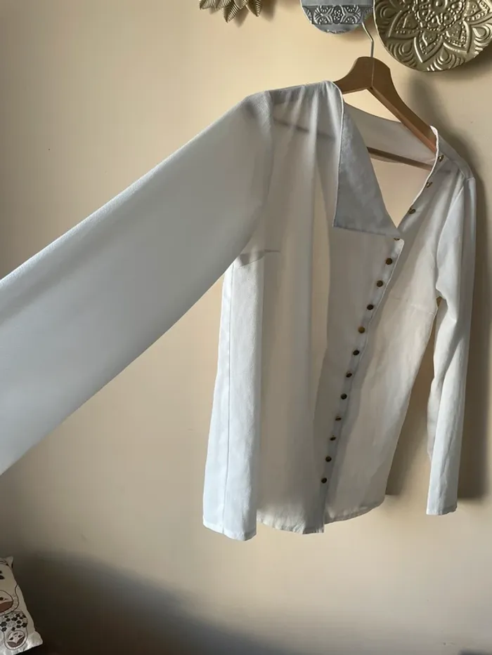 Blouse blanche boutons dorés - photo numéro 3