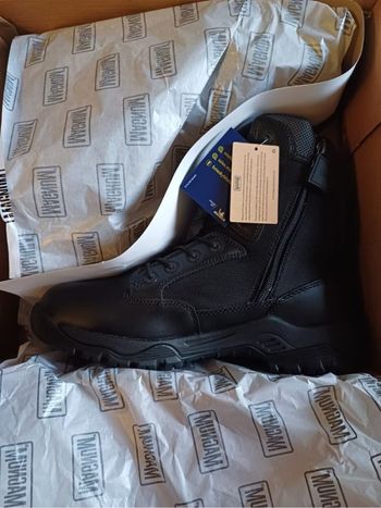 Chaussures de sécurité montantes de marque MAGNUM.