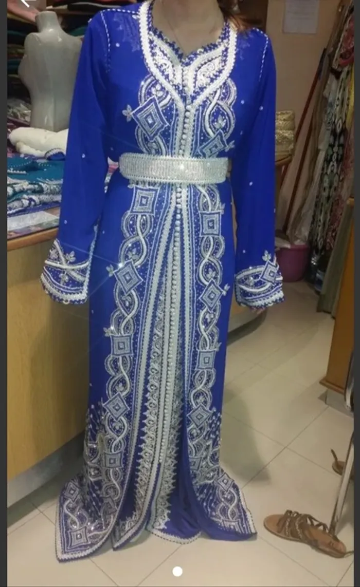 Très belle robe orientale en parfait état avec perles brodés