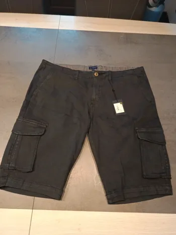 Vends short homme ollygan neuf avec étiquette taille 50.