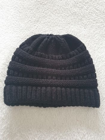 Bonnet noir avec un trou pour passer les cheveux