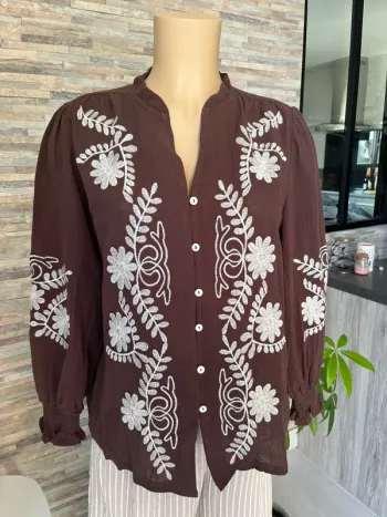 Superbe chemise à broderies