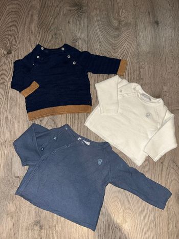 Lot de petits pulls bébé