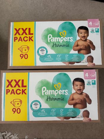 Lot de deux cartons de couches, taille quatre, Pampers harmonie