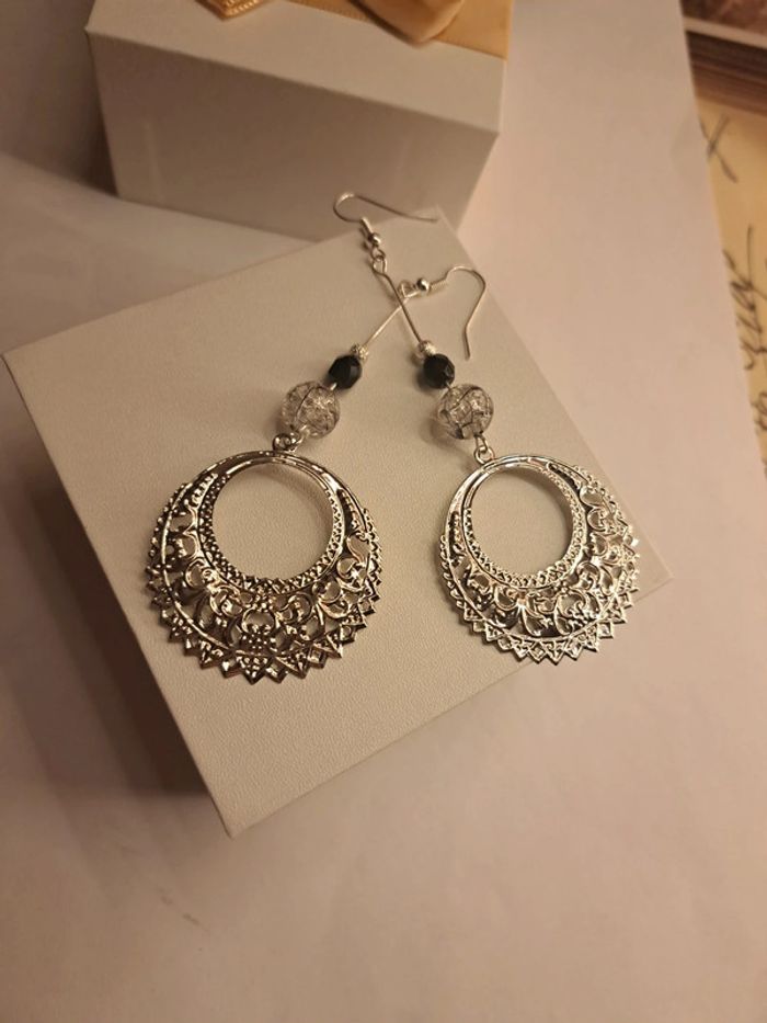 Boucles d'oreilles pendante argenté et noir - photo numéro 3