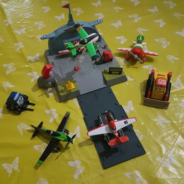 Ecole de  pilotage  Planes  +  7  personnages