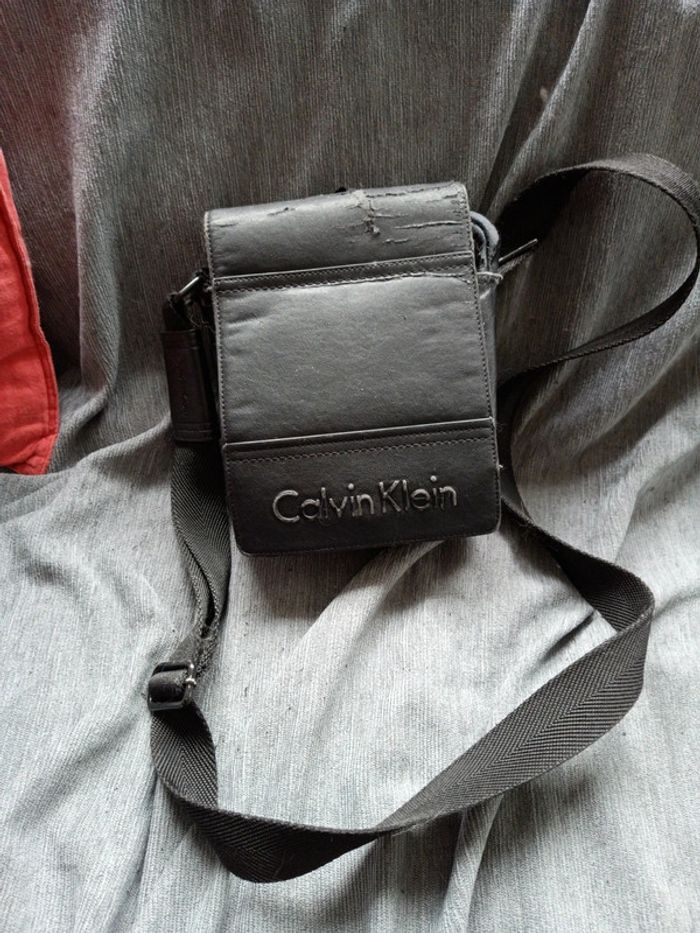Sacoche Calvin Klein en mauvais état