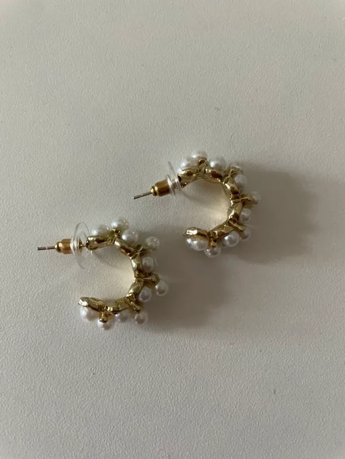 Boucle d’oreille fantaisie demi créole perles du groupe MaxMara intrend sans logo sans étiquette - photo numéro 3