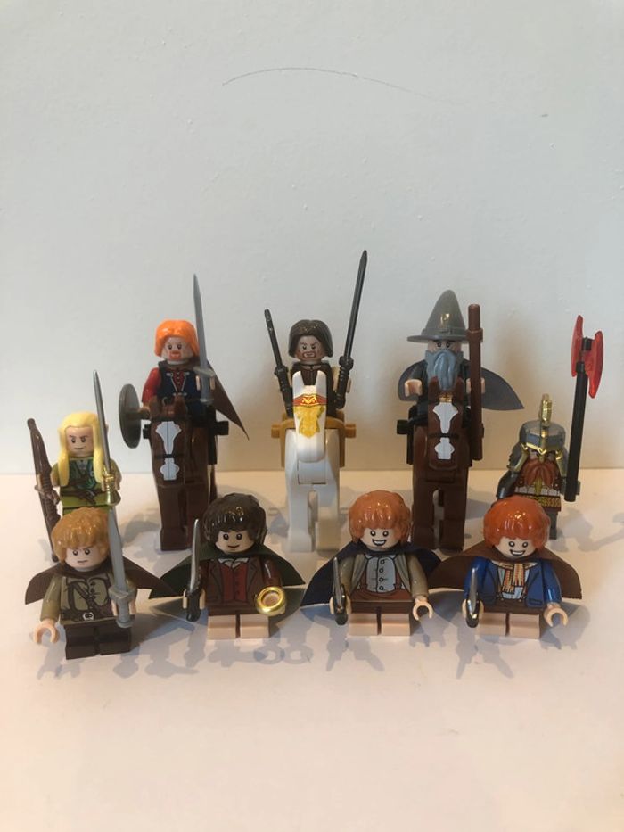 Figurine type lego la communauté de l’anneau. le seigneur des anneaux