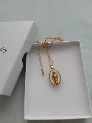 Collier médaillon sainte vierge avec pierre de nacre