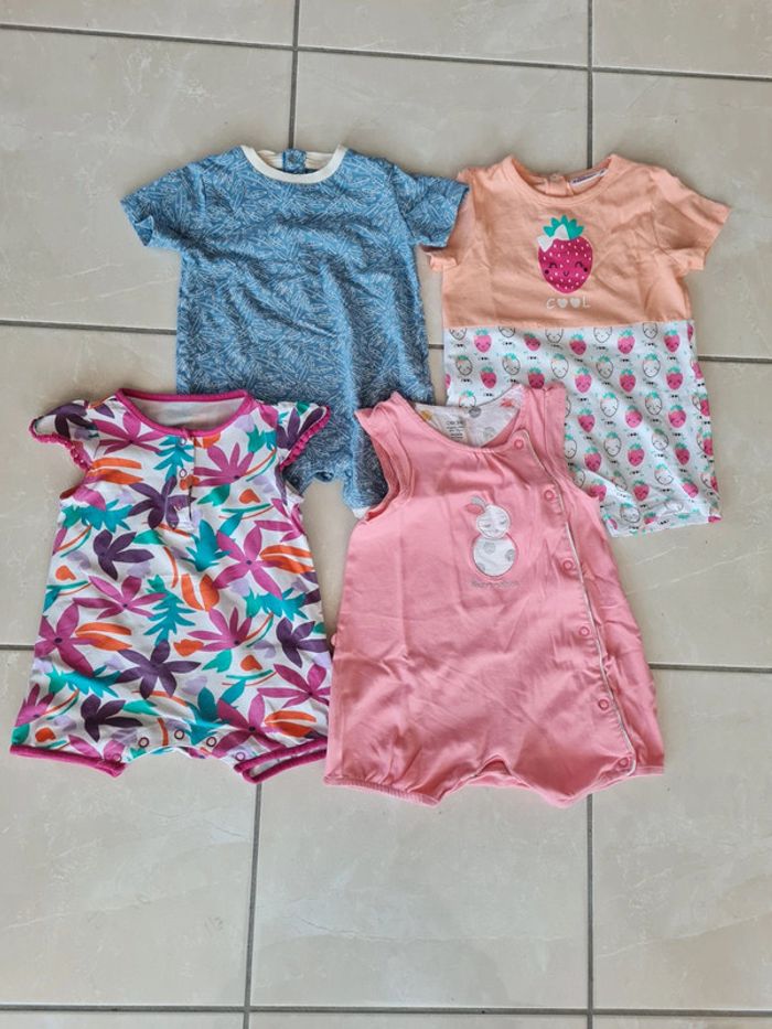 Lot de 4 combinaisons taille 9 mois