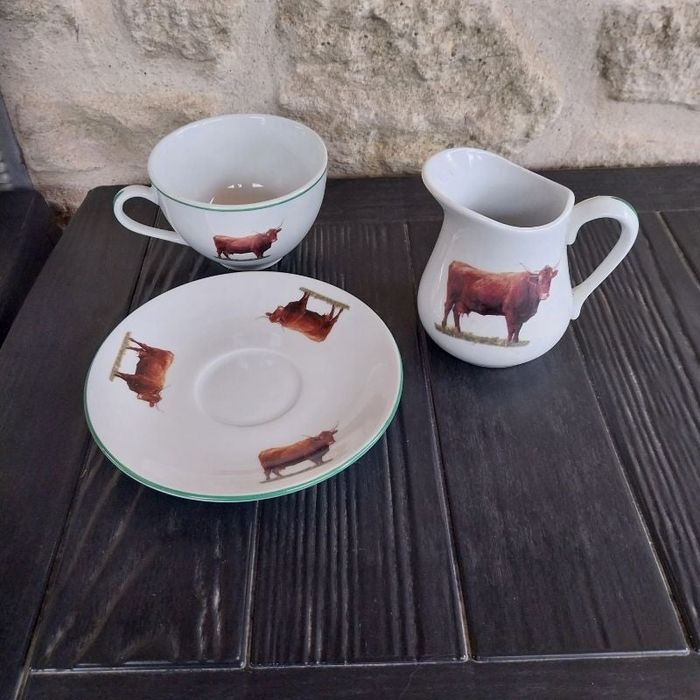 Tasse/soucoupe  et pot à lait porcelaine décor vache 15 euros