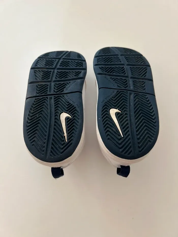 Baskets blanches Nike taille 25 - photo numéro 4