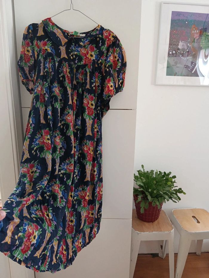 Robe vintage fleurie multicolore.
Fond noir.