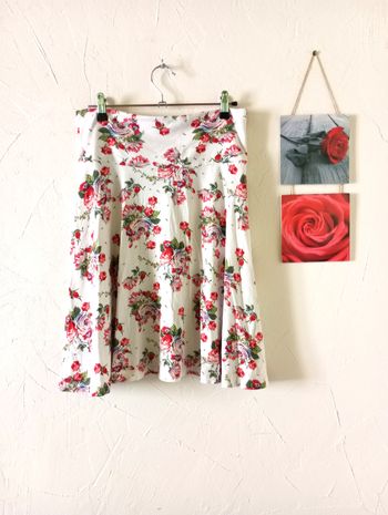 🌸 Jupe ample, WE, taille M Jolie jupe évasée blanche fleurie. Très bon état général, même si a quel