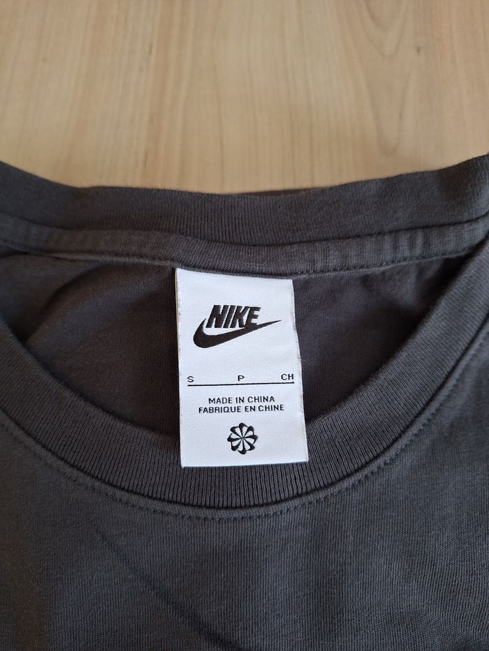 T-shirt taille S marque Nike couleur gris - photo numéro 4