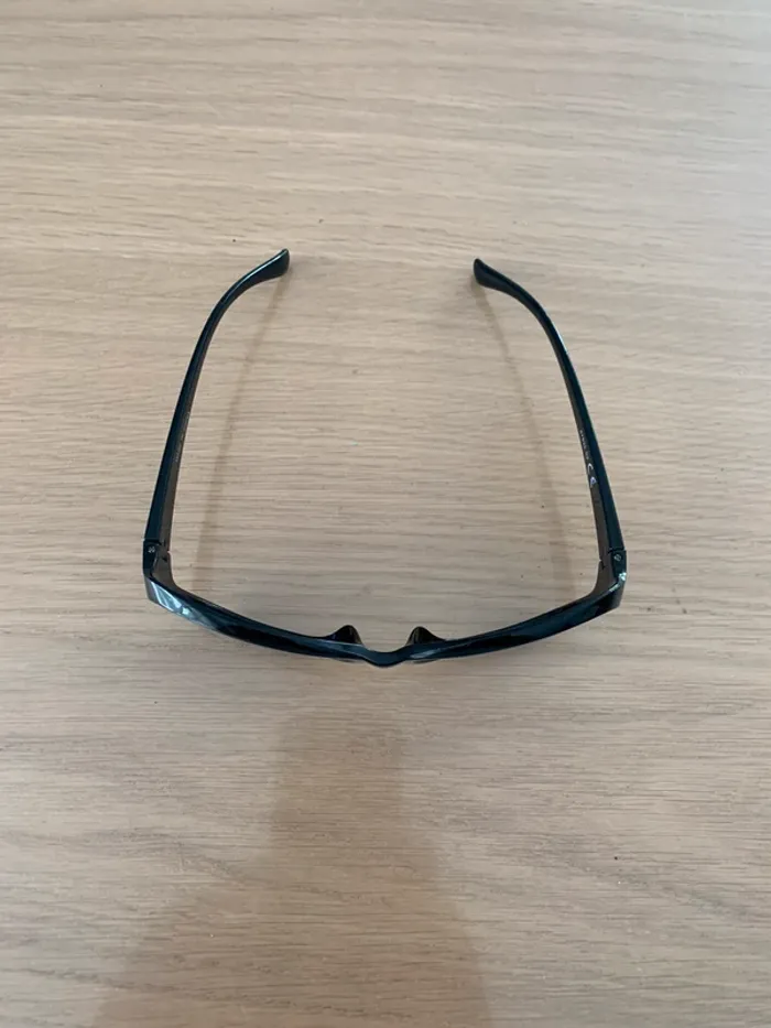 Lunettes noires - photo numéro 4