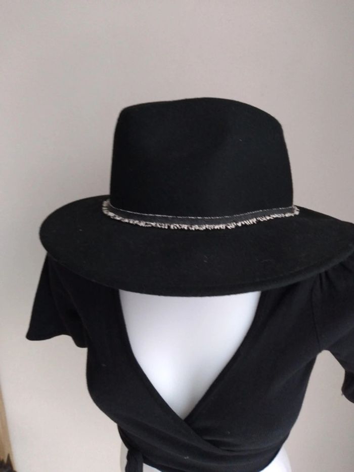 Superbe chapeau feutre noire cache cache