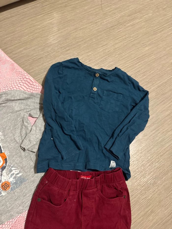 Pantalon jeans bordeaux 4 ans sous pull 4 ans et tee shirt 4 ans - photo numéro 5