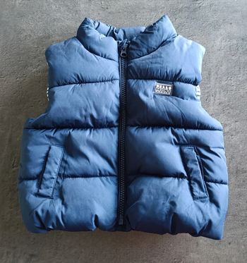 Doudoune sans manches bleu marine
Taille 9 mois