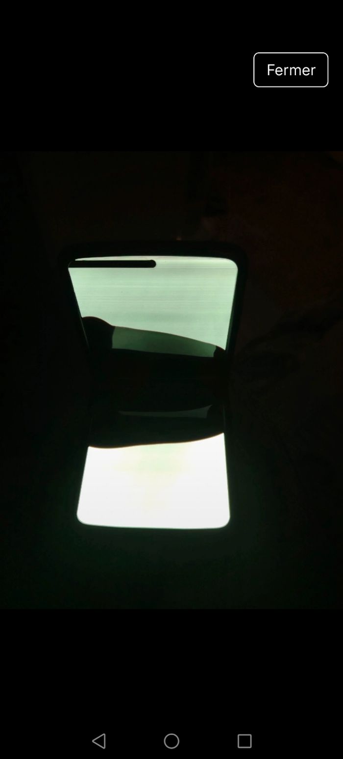 Motorola RAZR 2022 écran intérieur cassé - photo numéro 3