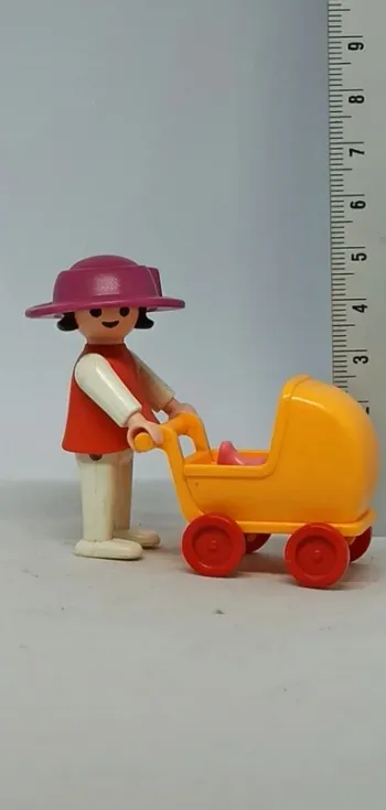 Enfant fille avec landau et doudou ours playmobil