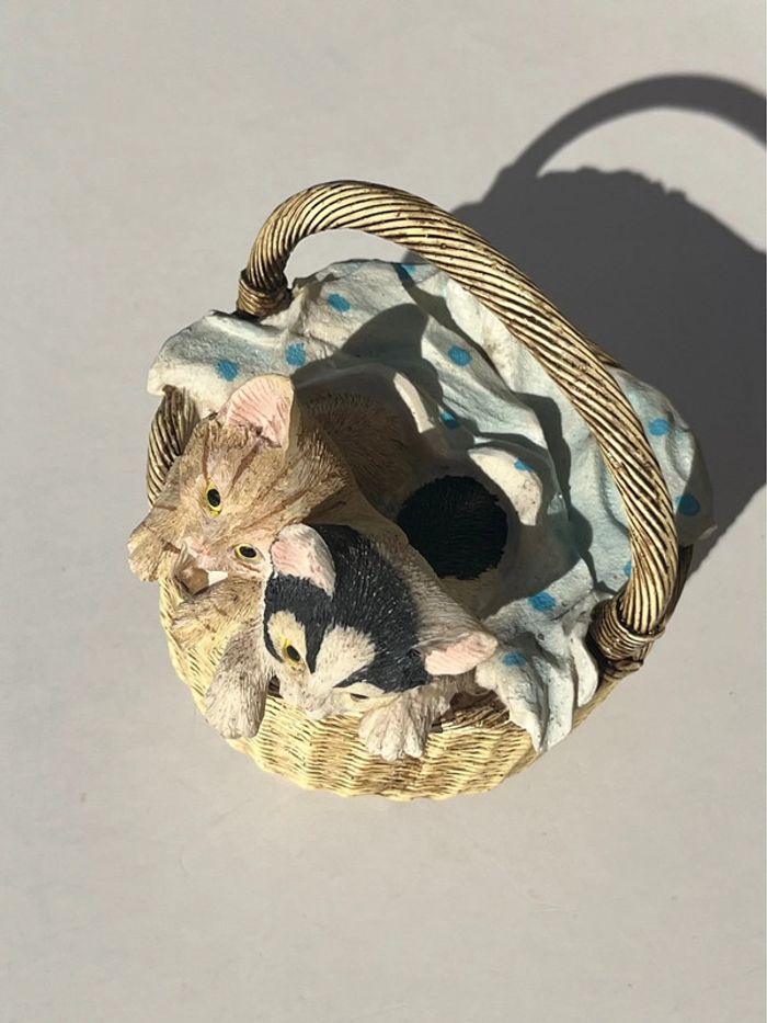 Figurine panier anse avec 2 chats et draps - photo numéro 4