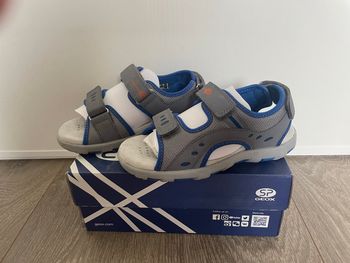 Chaussures Sandales Claquettes de la marque Geox Pointure 32 comme neuves en boîte d’origine Portées 30 minutes tout au plus
