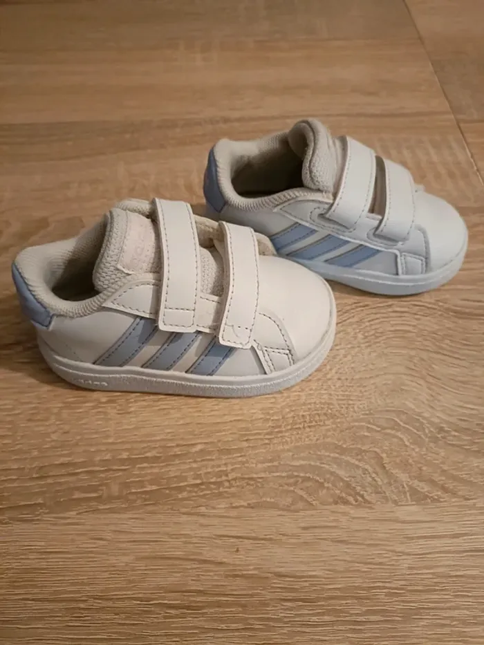 Basket adidas - taille 19- très bon etat - photo numéro 2