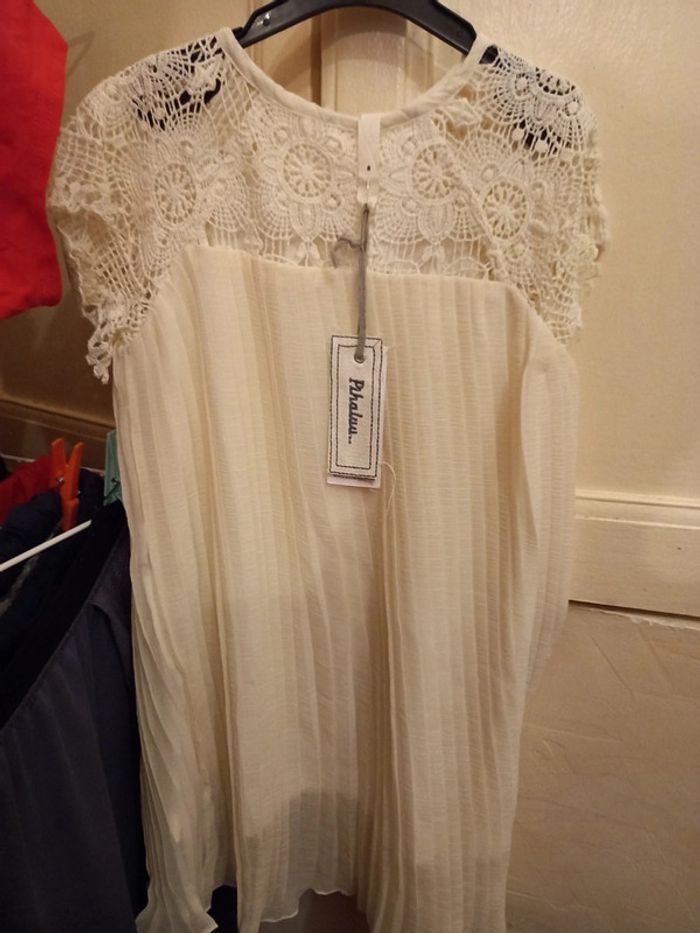 Robe crème neuve pihaluu prix 49e noté 10 sur étiquette mais 8 sur celle du vêtement