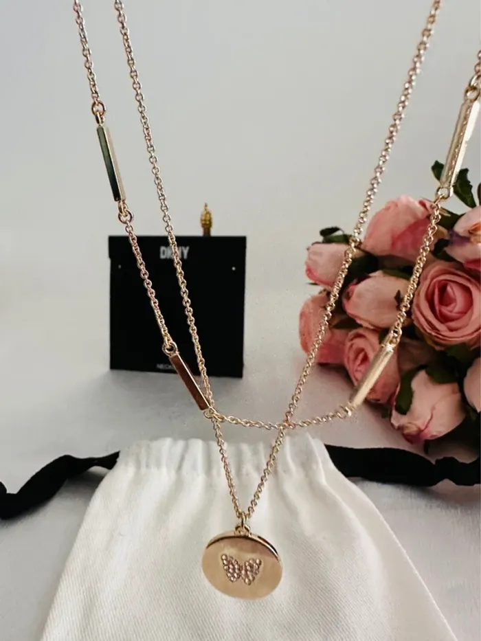 🦋Collier DKNY doré double rang médaillon papillon strass – authentique, neuf - photo numéro 3